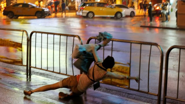Akibat Badai di Taiwan Bangunan Hancur dan Ratusan Orang Terluka