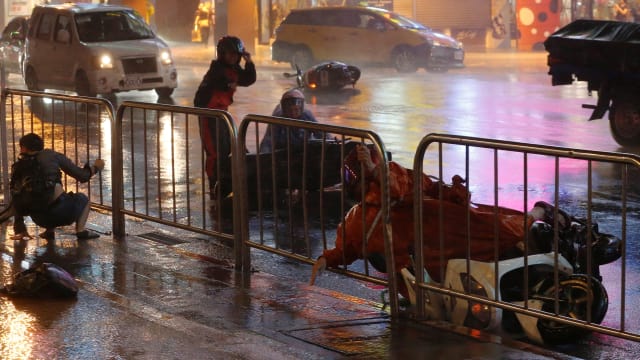 Akibat Badai di Taiwan Bangunan Hancur dan Ratusan Orang Terluka