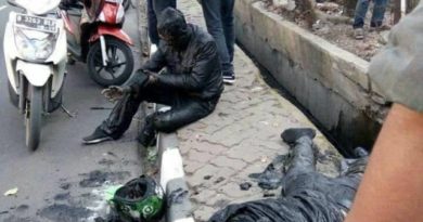 Akibat Mengantuk Driver Ojek Online Jatuh Kedalam Got
