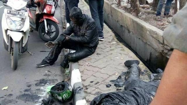 Akibat Mengantuk Driver Ojek Online Jatuh Kedalam Got