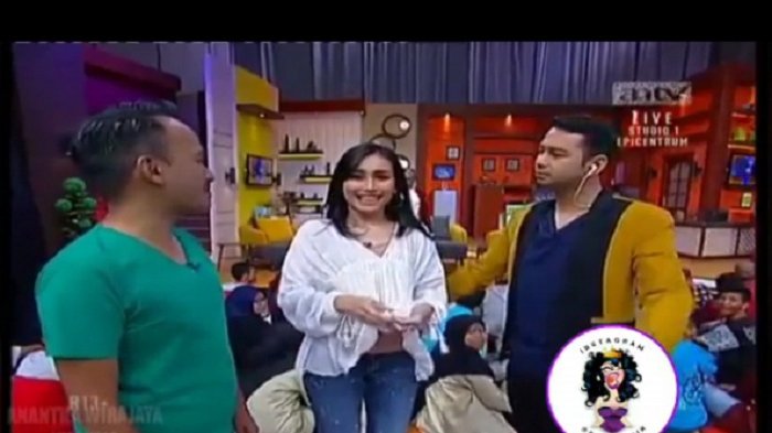 Baju Ayu Ting Ting Kembali Tersingkap di Sengaja atau Tidak