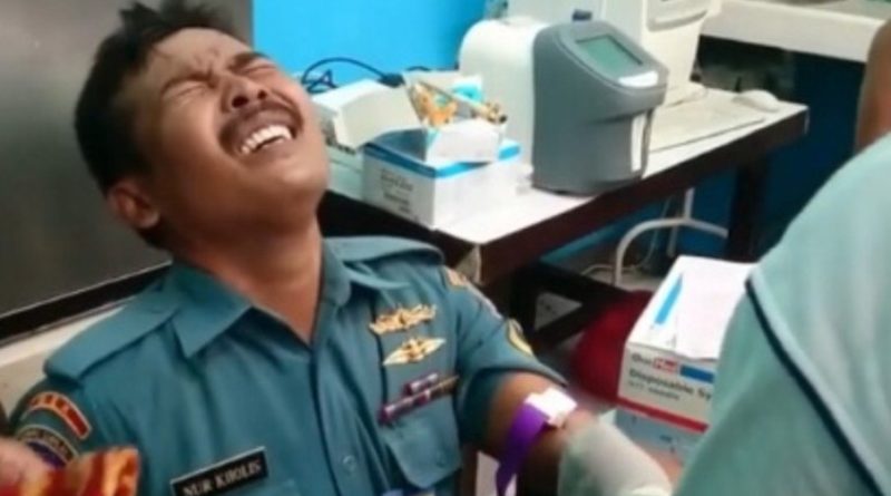 Bikin Ngakak Video Anggota TNI Takut Jarum Suntik
