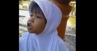 Bocah Ini Ngaku Males Ngomong, Tapi Ungkap Kekesalan Pada Ayahnya