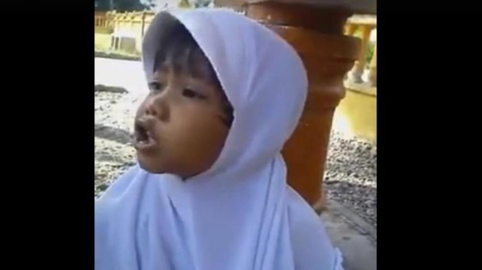Bocah Ini Ngaku Males Ngomong, Tapi Ungkap Kekesalan Pada Ayahnya