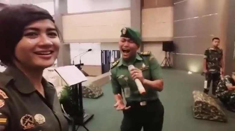 Duet Lagu Cinta Kita 2 Prajurit Menuai Pujian di Medsos