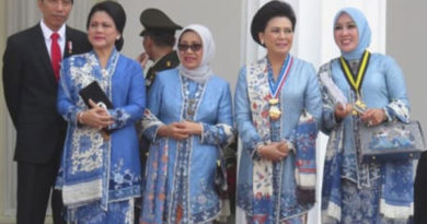 Empat Istri Pejabat Ini Tampil Elegan dengan Busana Serba Biru