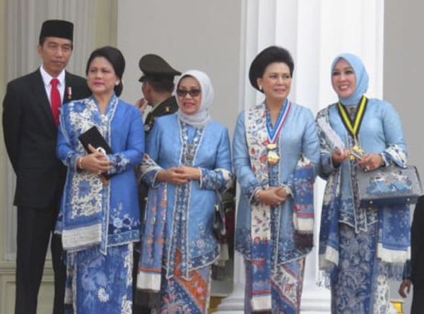 Empat Istri Pejabat Ini Tampil Elegan dengan Busana Serba Biru