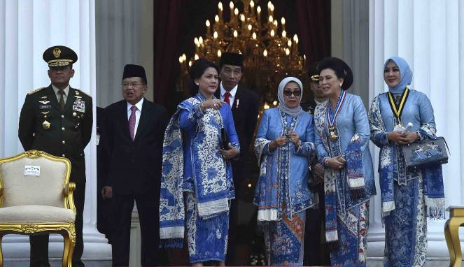 Empat Istri Pejabat Ini Tampil Elegan dengan Busana Serba Biru