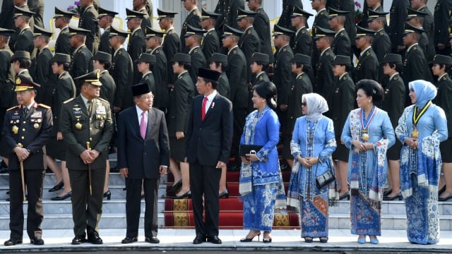Empat Istri Pejabat Ini Tampil Elegan dengan Busana Serba Biru