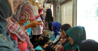 Heboh! Seorang Ibu Menampar Penumpang di KRL yang Penuh Sesak