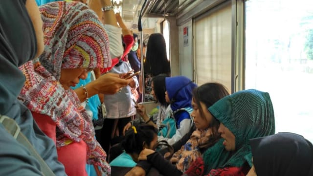 Heboh! Seorang Ibu Menampar Penumpang di KRL yang Penuh Sesak