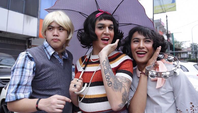 Kevin Julio Ngamen Pakai Baju Perempuan Film Sweet 20 Tembus Hingga 1 Juta Penonton