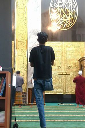 Kisah Haru Ardi Hanya Punya Satu kaki Salat Berjemaah Di Masjid