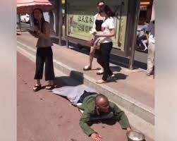 Kocak Video Pengemis yang Berpura-pura Cacat Ketahuan
