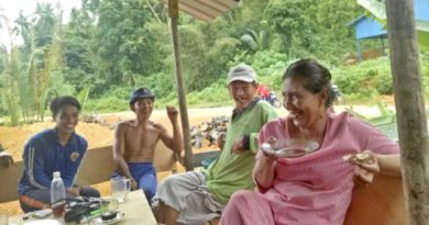 Menteri Susi Dengarkan Curhat Nelayan di Natuna Sambil Ngopi