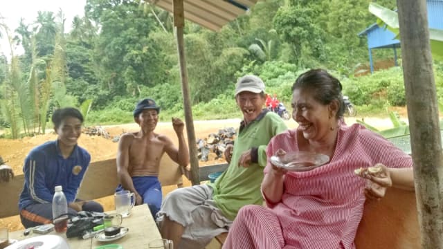 Menteri Susi Dengarkan Curhat Nelayan di Natuna Sambil Ngopi