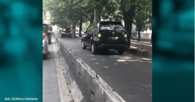 Mobil Jalan Mundur Akibat Takut Ditilang Polisi di Jalur Transjakarta