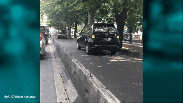 Mobil Jalan Mundur Akibat Takut Ditilang Polisi di Jalur Transjakarta