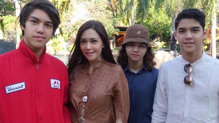 Netizen Nyinyir , Dul Kepergok Cium dan Peluk Cewek