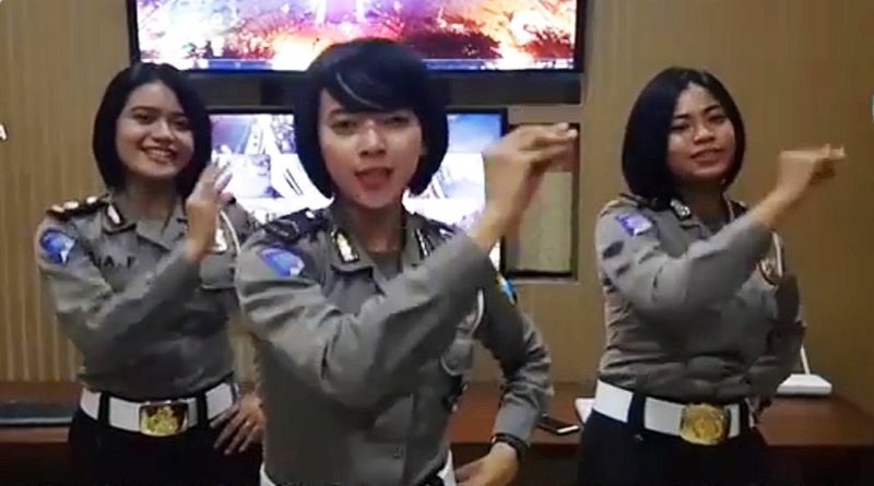 Netizen yang Tengah Cantik, 3 Polwan Joget Baby Shark