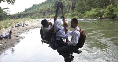 Para Pelajar Kolaka Berjuang Ke Sekolah Dengan Tali Penyeberangan