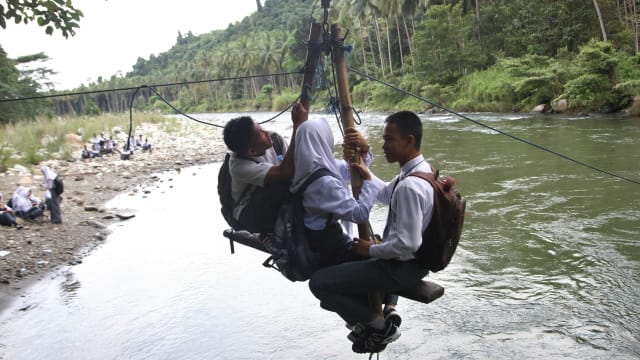 Para Pelajar Kolaka Berjuang Ke Sekolah Dengan Tali Penyeberangan