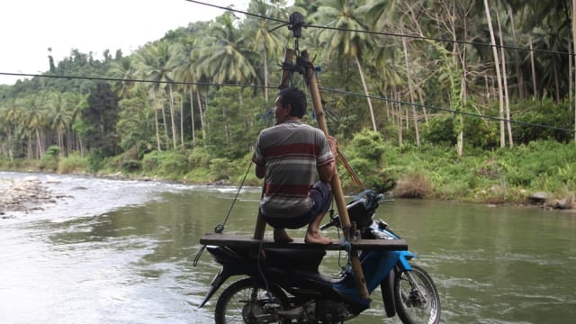 Para Pelajar Kolaka Berjuang Ke Sekolah Dengan Tali Penyeberangan