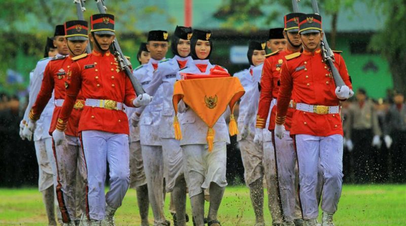 Perjuangan Paskibra Kibarkan Merah Putih Ditengah Hujan Deras