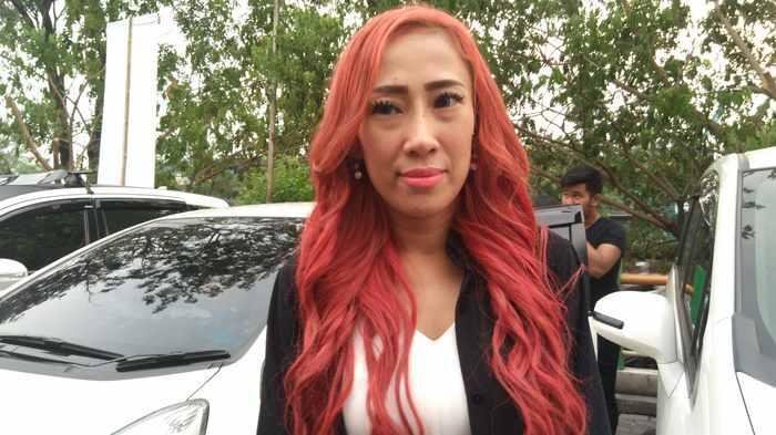Posisi Tubuh Dewi Sanca yang Nungging Saat di Nail Art Jadi Perhatian Netizen