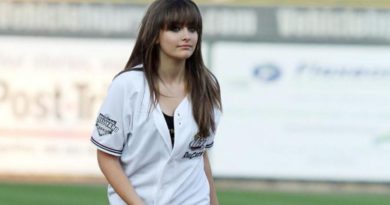 Putri Michael Jackson Buka Baju, Dada di Tutup dengan Anjing