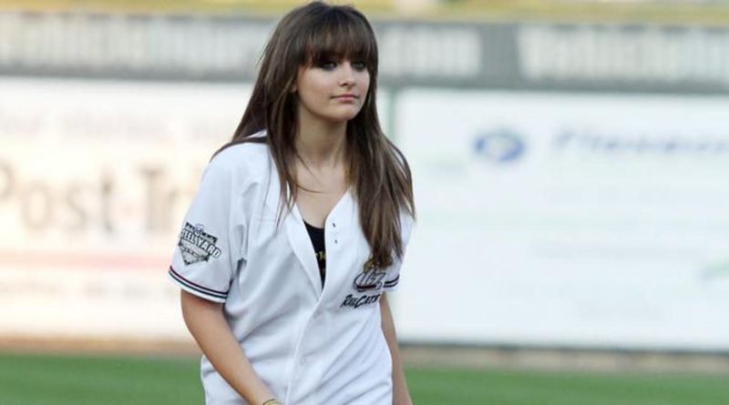 Putri Michael Jackson Buka Baju, Dada di Tutup dengan Anjing