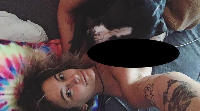 Putri Michael Jackson Buka Baju, Dada di Tutup dengan Anjing