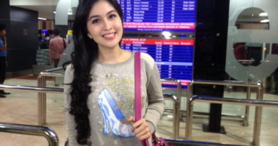 Sangkin Gemes, Sandra Dewi Gak Tega Potong Kue Ultahnya
