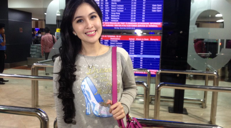 Sangkin Gemes, Sandra Dewi Gak Tega Potong Kue Ultahnya
