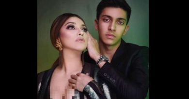Sarah Azhari Pede Pose Umbar Dada di samping Anak Lelakinya