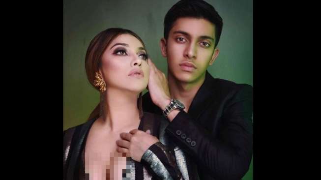 Sarah Azhari Pede Pose Umbar Dada di samping Anak Lelakinya