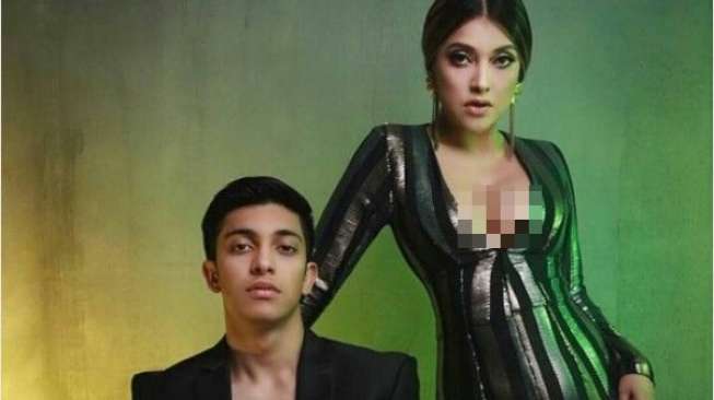 Sarah Azhari Pede Pose Umbar Dada di samping Anak Lelakinya