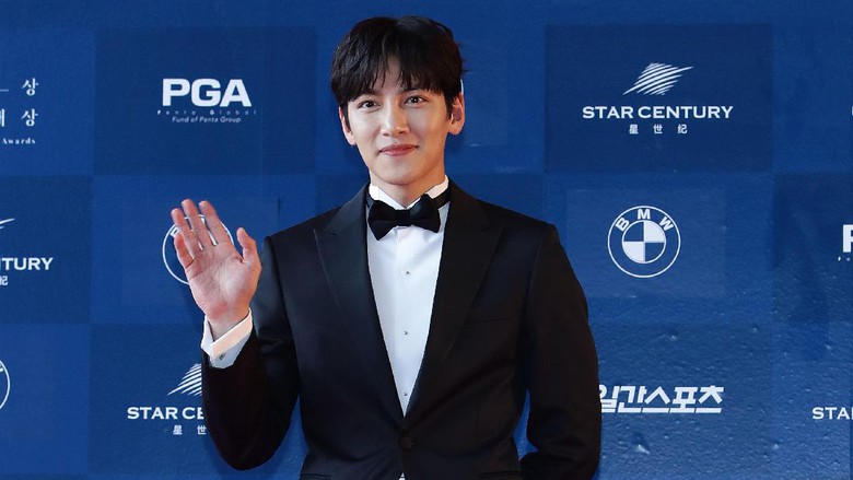 Sebelum Wajib Militer Ji Chang Wook Potong Rambut