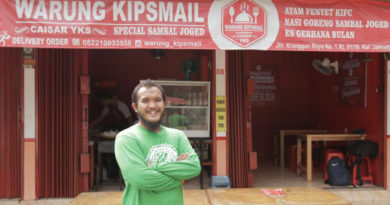 Sejak Ia Kembali Berjoget Begini Suasana Warung Makan Caisar YKS