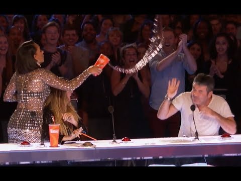 Simon Cowell di Siram Air Minum Saat Komentari Demian