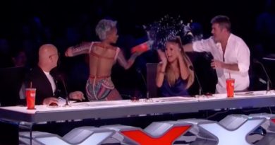 Simon Cowell di Siram Air Minum Saat Komentari Demian