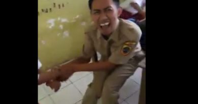Siswi SD Tendang Alat Vital Gurunya Karena Takut di Suntik