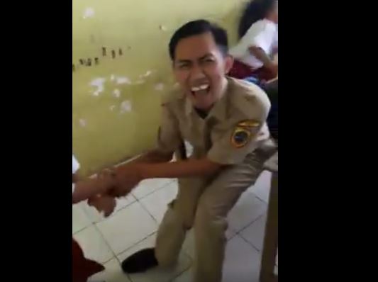 Siswi SD Tendang Alat Vital Gurunya Karena Takut di Suntik
