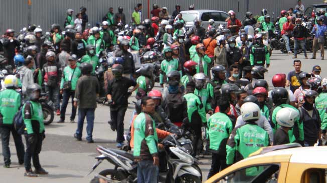 Taksi Konvensional Bentrok dengan Gojek di Mal SKA Pekanbaru