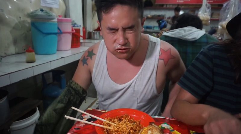 Tantangan Makanan Pedas, Vlogger Ini Tuli 2 Menit, Kenapa?
