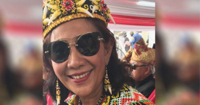 Tuai Pujian Menteri Susi Pakai Pakaian Dayak Berkacamata Hitam