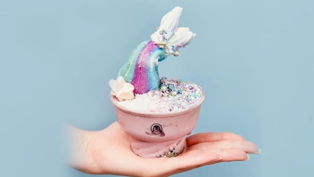 Unik! Es Krim Dengan Topping Ekor Mermaid