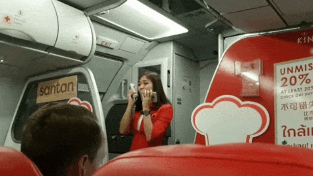 Video Pramugari AirAsia Saat Delay Hibur Penumpang