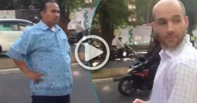 Viral, Sopir Taksi Ngamuk Sama Bule Karena Nambrak Mobilnya