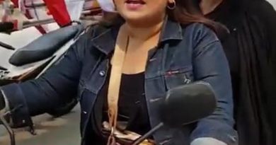 Viral Video Emak Emak Ribut Motor di Senggol Mobil